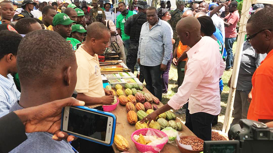 1 President visits Cocoa Stand.jpg