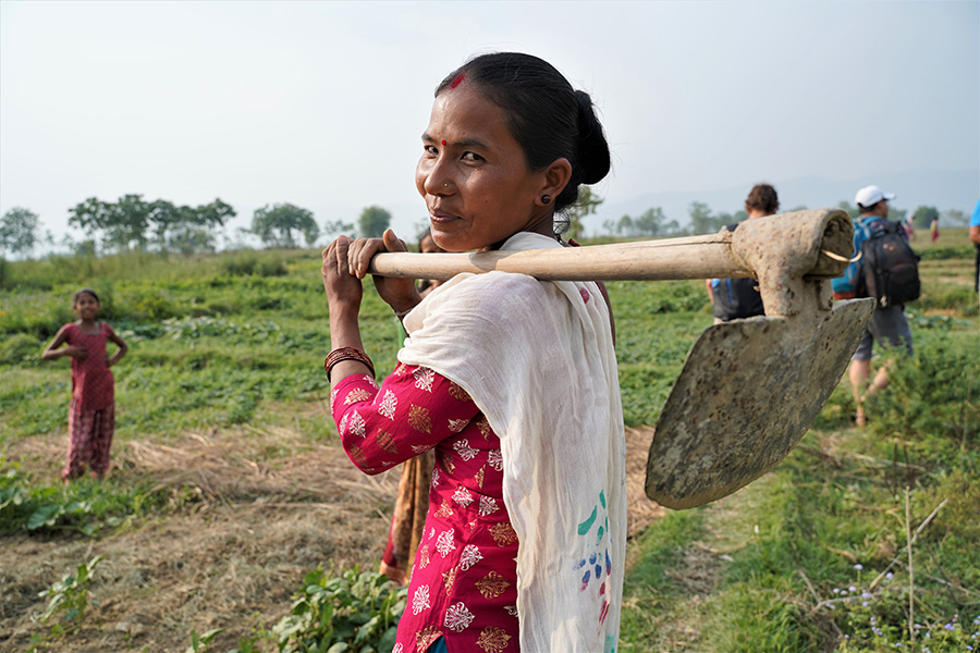 DSC08510 - woman farmer w hoe.JPG