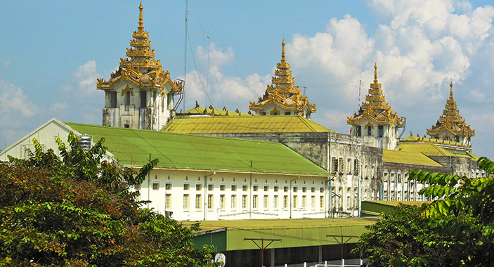 Da-Na----trainstation-burma-myanmar.jpg